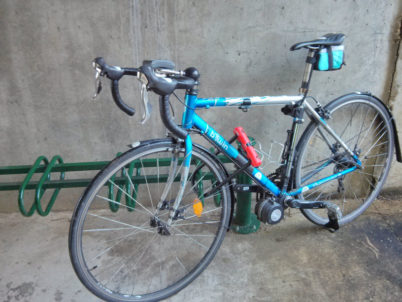 Vélo de route sur pince-roues